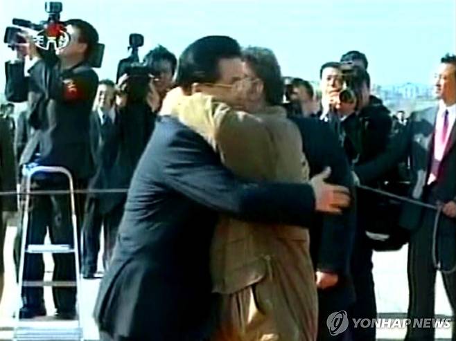 2005년 평양에 도착한 후진타오 중국 주석을 포옹하는 김정일 국방위원장 <저작권자 ⓒ 2005 연 합 뉴 스. 무단전재-재배포 금지.>