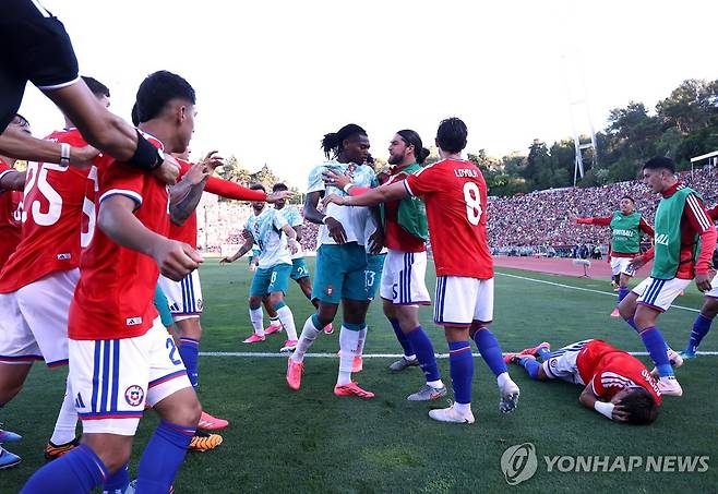 몸싸움하는 포르투갈과 칠레 선수들. [로이터=연합뉴스]