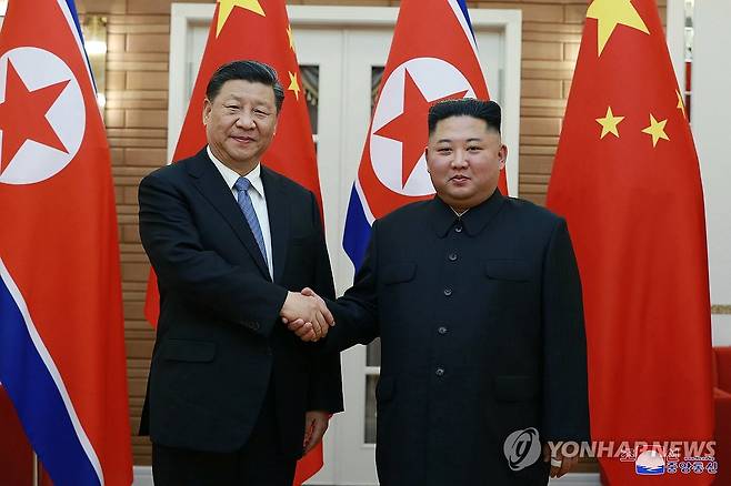 시진핑, 8~9일 7년 만에 북한 국빈방문 (서울=연합뉴스) 시진핑 중국 국가주석이 오는 8일부터 9일까지 북한을 국빈 방문한다고 중국과 북한이 5일 발표했다.
    시 주석의 북한 방문은 2019년 6월 이후 약 7년 만으로, 김정은 집권 이후 두 번째 방북이다.
    사진은 지난 2019년 6월 20일 평양을 방문한 시진핑 중국 국가주석이 북중정상회담에 앞서 김정은 북한 국무위원장과 악수하는 모습. 2026.6.5 
    [조선중앙통신=연합뉴스 자료사진. 국내에서만 사용가능. 재배포 금지. For Use Only in the Republic of Korea. No Redistribution] photo@yna.co.kr