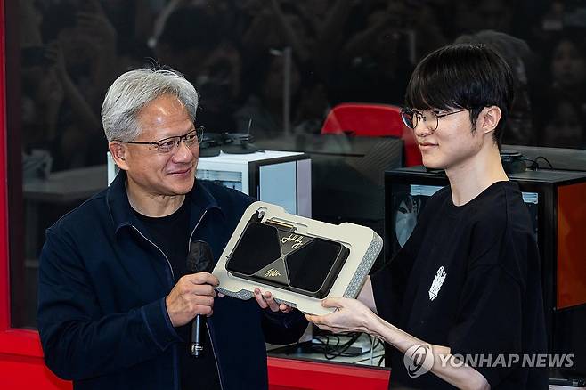 페이커와 젠슨 황 CEO (서울=연합뉴스) 윤동진 기자 = 젠슨 황 엔비디아 최고경영자(CEO)가 5일 서울 마포구 'T1 베이스 캠프'를 방문, 페이커 이상혁 선수에게 엔비디아의 그래픽카드인 '지포스 RTX 5090'을 건네고 있다. 2026.6.5 [공동취재] mon@yna.co.kr