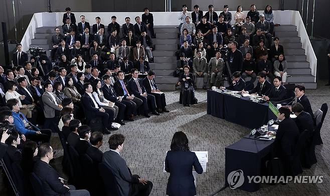 지난 3월 열린 제주 타운홀미팅 모습 (제주=연합뉴스) 김도훈 기자 = 30일 제주한라대학교 한라컨벤션센터에서 열린 타운홀미팅 '제주의 마음을 듣다'에서 참석자들이 이재명 대통령의 발언을 듣고 있다. 2026.3.30 [청와대통신사진기자단] superdoo82@yna.co.kr