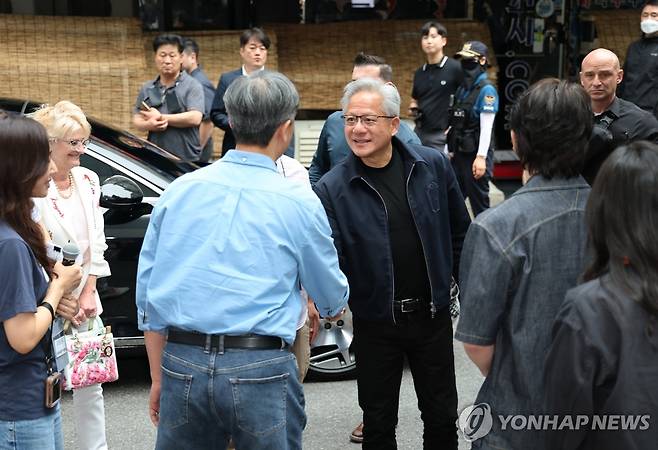 인사 나누는 젠슨 황과 장병규 (서울=연합뉴스) 김주형 기자 = 젠슨 황 엔비디아 최고경영자(CEO)가 7일 서울 강남구에 있는 한 PC방 앞에서 장병규 크래프톤 의장을 만나 인사를 나누고 있다. 2026.6.7 kjhpress@yna.co.kr
