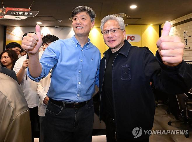 강남 PC방 찾은 젠슨 황 (서울=연합뉴스) 김주형 기자 = 젠슨 황 엔비디아 최고경영자(CEO)가 7일 서울 강남구의 한 PC방에서 장병규 크래프톤 의장과 함께 유저들을 만나 엄지를 들어 보이고 있다. 2026.6.7 [공동취재] kjhpress@yna.co.kr
