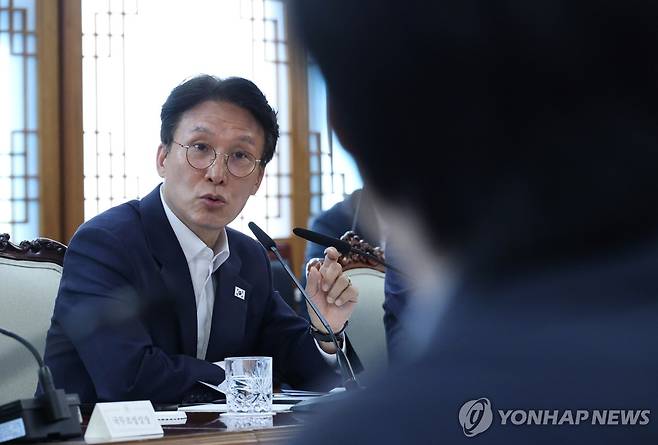 발언하는 김민석 국무총리 (서울=연합뉴스) 안정원 기자 = 김민석 국무총리가 7일 서울 종로구 정부서울청사에서 열린 지방선거 관리 관련 대학생과의 간담회에서 발언하고 있다. 2026.6.7 jeong@yna.co.kr