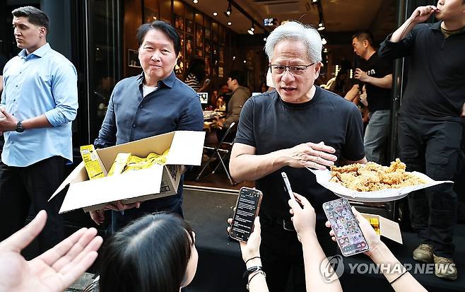 취재진 질문에 답하는 젠슨 황 (서울=연합뉴스) 김인철 기자 = 젠슨 황 엔비디아 최고경영자(CEO)와 최태원 SK 회장이 7일 서울 강남구 깐부치킨 삼성점에서 치맥 회동을 하던 중 나와 취재진 질문에 답하고 있다. 2026.6.7 yatoya@yna.co.kr