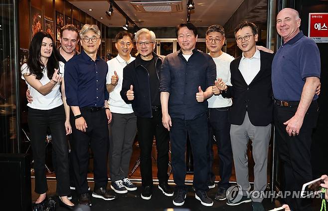 회동 기념촬영하는 젠슨 황과 최태원 회장 (서울=연합뉴스) 김인철 기자 = 젠슨 황 엔비디아 최고경영자(CEO)와 최태원 SK 회장이 7일 서울 강남구 깐부치킨 삼성점에서 치맥 회동을 하던 중 기념촬영을 하고 있다. 2026.6.7 yatoya@yna.co.kr