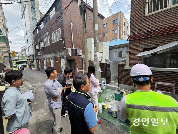 경기도는 지난 2023년부터 소규모 노후주택 거주자의 집수리 무료기술 자문을 이어오고 있다. 사진은 광명의 한 노후주택 현장 자문 모습. 2026.6.8 /이시은기자 see@kyeongin.com