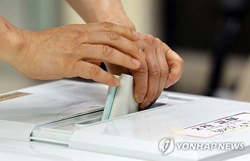 제9회 전국동시지방선거일인 지난 3일 전북 전주시 완산구 중화산2동 주민센터에 마련된 투표소에서 한 유권자가 투표함에 기표한 투표용지를 넣고 있다. 2026.6.3