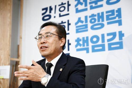 강삼영 교육감 당선인이 4일 춘천시 퇴계동 선거사무실에서 취재진과 인터뷰 하고 있다. 신세희기자