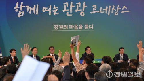 ◇이재명 대통령이 2025년 9월 12일 춘천시 강원창작개발센터에서 열린 지역 토론회 ‘강원의 마음을 듣다’ 타운홀 미팅에 참석해 도민들의 질문과 건의사항을 받고 있다. 박승선기자