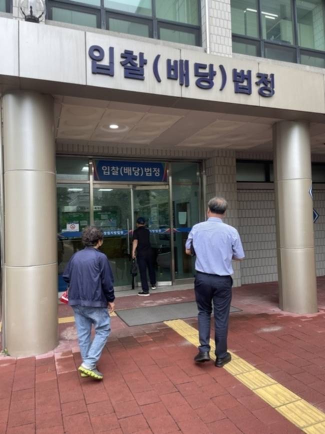 5월 경남지역 부동산 경매시장은 일부 아파트에 응찰자가 몰렸지만 낙찰가율은 전국 평균보다 낮게 형성됐다. 사진은 창원지방법원 입찰 법정 앞 모습. /경남도민일보DB
