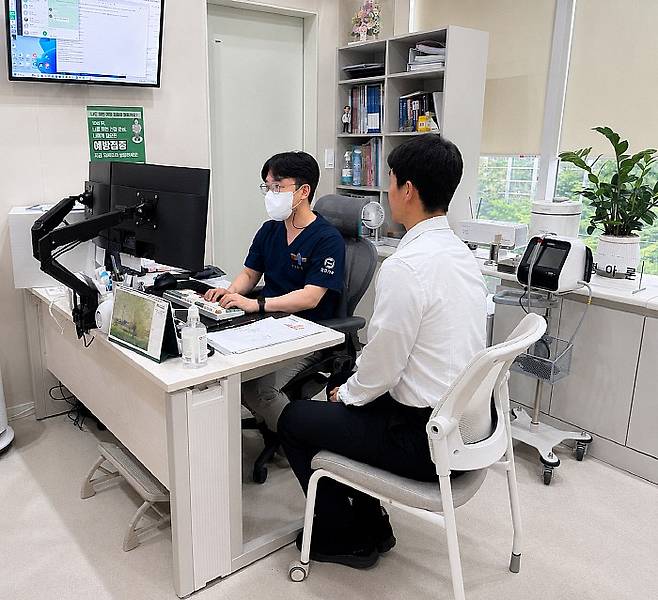 선운탑내과 소화기내과 정아론 원장이 내원한 환자를 진료하고 있다. 선운탑내과 제공