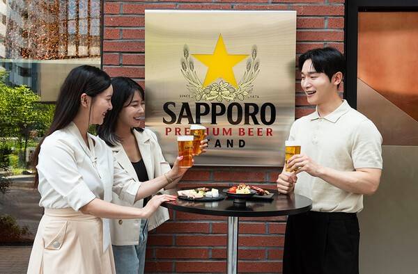 모델들이 삿포로 맥주를 들어보이고 있다.[출처=엠즈베버리지 삿포로]