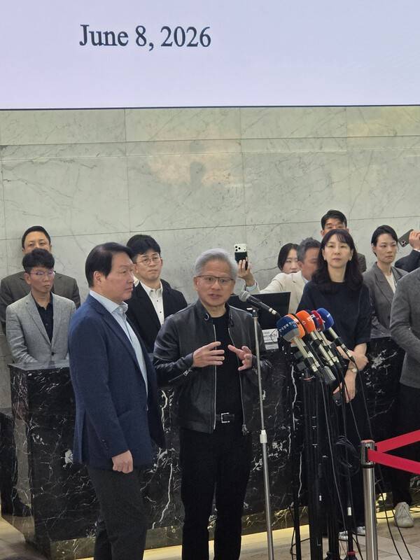 젠슨 황 엔비디아 최고경영자(CEO)가 8일 SK 서린빌딩에서 진행된 '엔비디아-SK&nbsp;협력 관련' 언론브리핑에서 발언하는 모습. [출처=신승훈 기자]