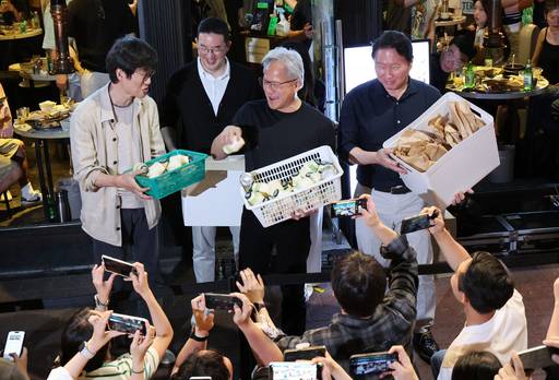 젠슨 황 엔비디아 최고경영자(CEO)가 5일 서울 마포구 홍대 인근의 한 고깃집에서 최태원 SK그룹 회장과 구광모 LG그룹 회장, 이해진 네이버 의장과 이른바 '삼소(삼겹살·소주) 회동' 도중 시민들에게 간식을 나눠주고 있다. /뉴시스