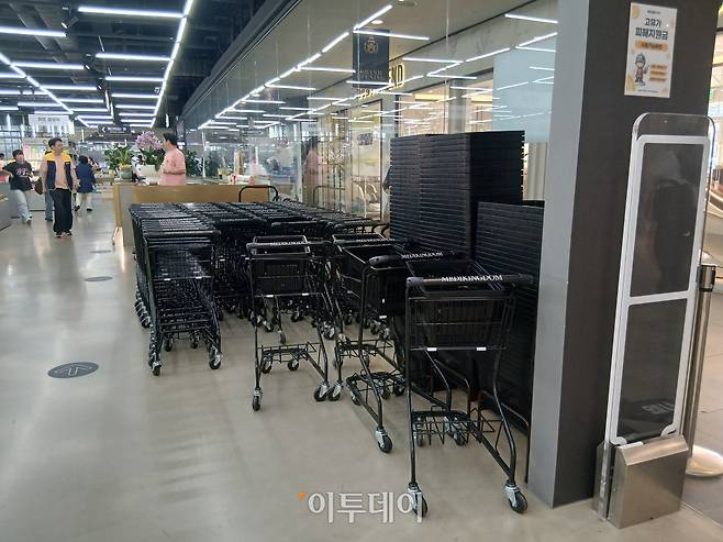 서울 용산구 전자랜드 신관 1층에 위치한 창고형 약국 ‘메디킹덤’ 입구 앞에 손님들이 이용할 카트와 장바구니가 정리돼 있다.(한성주 기자 hsj@)