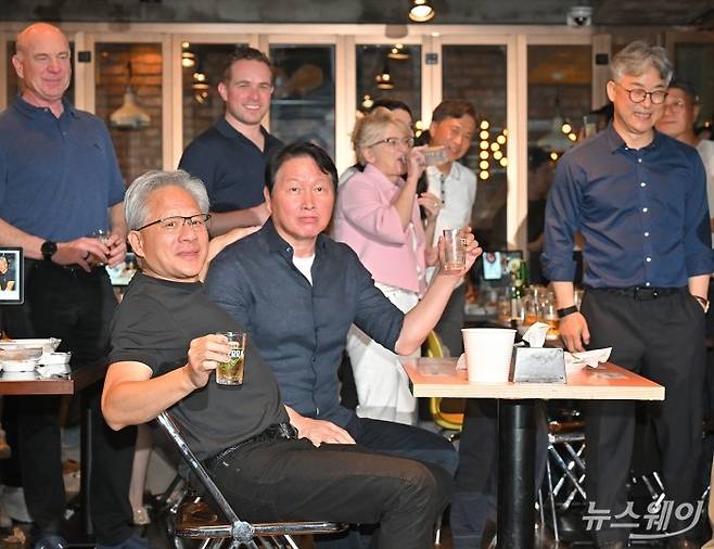 젠슨 황 엔비디아 최고경영자(CEO)와 최태원 SK그룹 회장이 7일 오후 서울 강남구 깐부치킨에서 '치맥 회동'을 즐기고 있다. 사진=이수길 기자