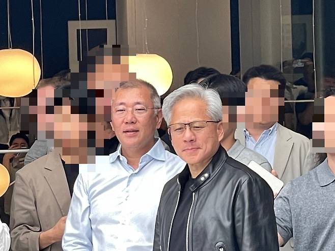 ▲젠슨 황 엔비디아 최고경영자(CEO)가 정의선 회장과 함께 서울 양재동 현대자동차그룹 본사 1층 로비를 둘러보고 있다. 사진=박지성 기자