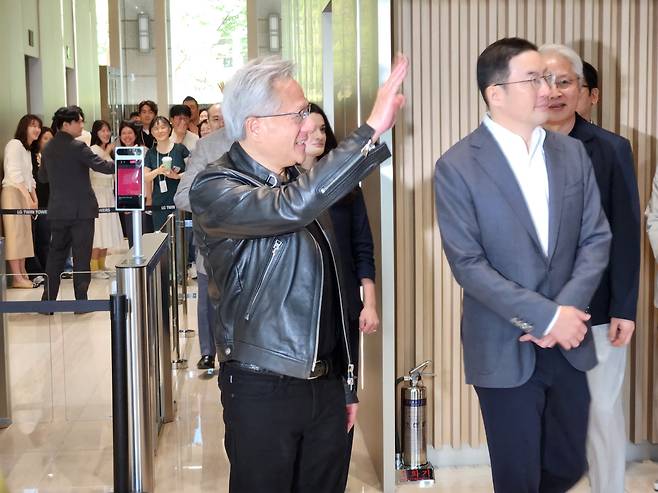 인사하는 젠슨 황(왼쪽) 엔비디아 창업자 겸 최고경영자(CEO)와 구광모 LG그룹 회장./사진=도다솔 기자