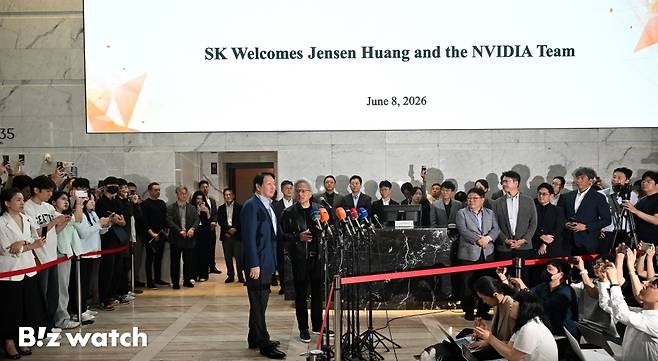 젠슨 황 엔비디아 최고경영자(CEO)와 최태원 SK그룹 회장이 8일 오전 서울 종로구 SK 서린빌딩에서 엔비디아-SK 협력 관련 언론브리핑을 갖고 있다./사진=이명근 기자 qwe123@