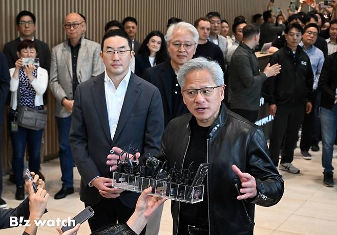 젠슨 황 엔비디아 최고경영자(CEO)가 8일 서울 영등포구 LG그룹 사옥을 방문해 구광모 LG회장과 언론브리핑을 갖고 있다./사진=이명근 기자 qwe123@