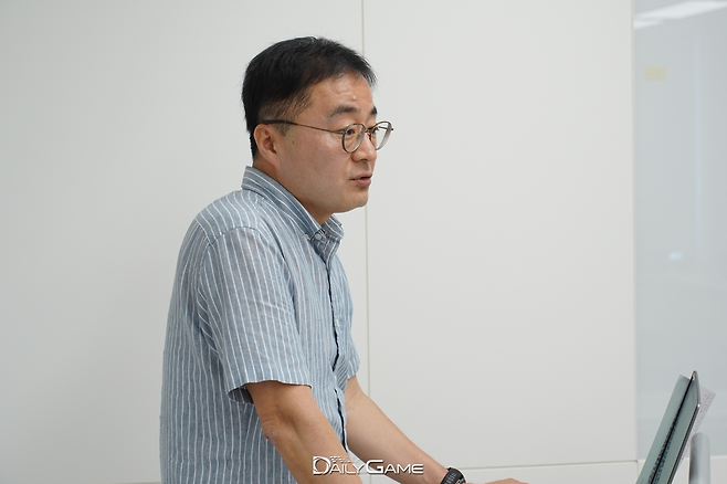 확률형 아이템 피해구제센터 현황과 중장기 운영 계획을 소개한 이용자보호본부장.