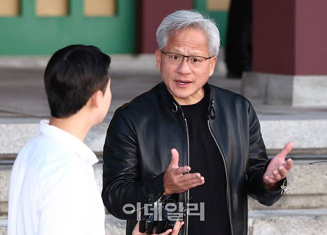 젠슨 황 엔비디아 최고경영자(CEO)가 8일 서울 중구 신라호텔 영빈관에서 열린 엔비디아 코리아 AI 에코시스템 리셉션을 마치고 나와 취재진 질의에 답변하고 있다. (사진=방인권 기자)