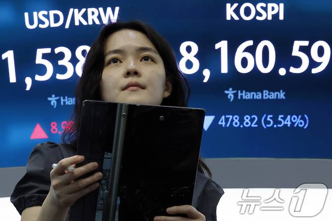 지난 5일 오후 서울 중구 하나은행 딜링룸 전광판에 코스피 등 종가가 표시되고 있다. 2026.6.5 ⓒ 뉴스1 박정호 기자