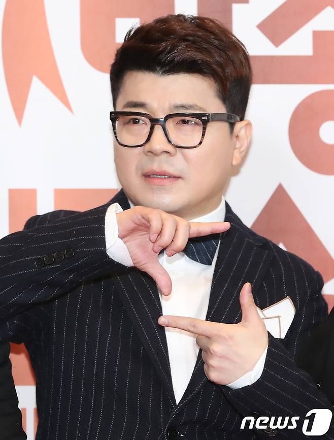 최욱이 29일 오후 서울 마포구 상암동 MBC 미디어센터 공개홀에서 열린 ‘2018 MBC 방송연예대상’ 레드카펫 행사에 참석해 포즈를 취하고 있다. 2018.12.29 ⓒ 뉴스1 권현진 기자