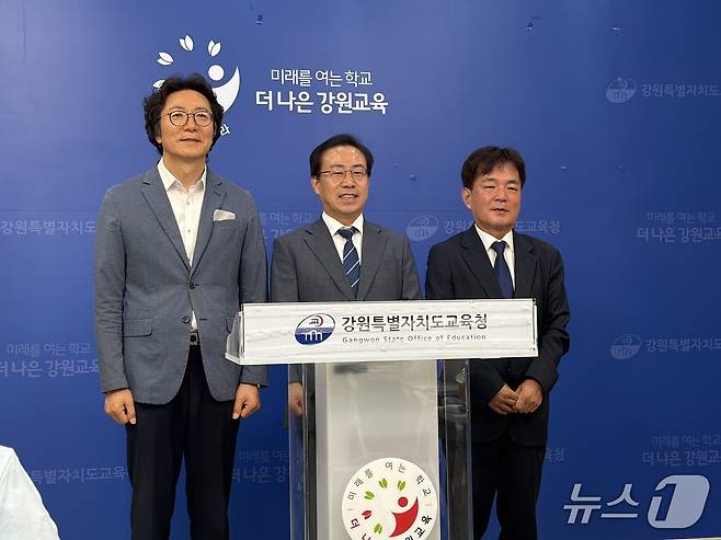 강삼영 강원도교육감 당선인(사진 가운데)이 8일 도교육청 브리핑룸에서 기자회견을 열고 인수위원회 구성 및 운영계획을 발표한 뒤 구재승 인수위원장(사진 왼쪽), 전봉주 인수위 부위원장과 기념촬영을 하고 있다.2026.6.8 한귀섭 기자