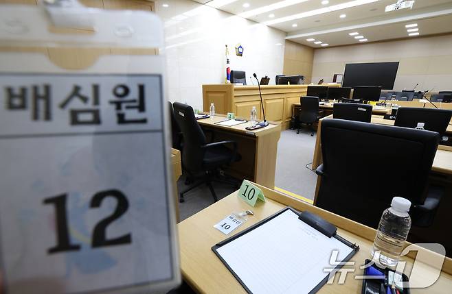 이화영 전 경기도 평화부지사의 이른바 '연어 술파티' 위증 등 혐의 사건 국민참여재판을 사흘 앞둔 5일 국민참여재판이 열릴 경기 수원시 영통구 수원지방법원 204호 대법정이 언론에 공개되고 있다. 2026.6.5 ⓒ 뉴스1 김영운 기자