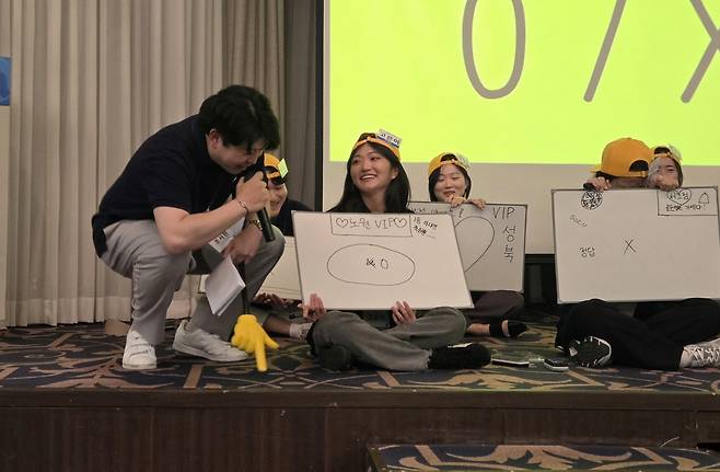 VIP동물의료센터 수련의 15명이 수의학 지식을 겨루는 '도전 골든벨' 무대에 올랐다. ⓒ 뉴스1