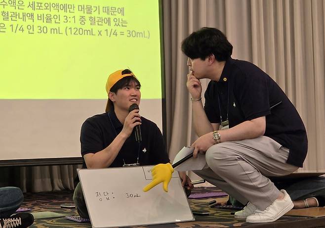 조서현 VIP동물의료센터 노원점 원장이 최후의 1인으로 골든벨에 도전하게 된 손명준 수련의를 인터뷰 하고 있다. ⓒ 뉴스1 한송아 기자