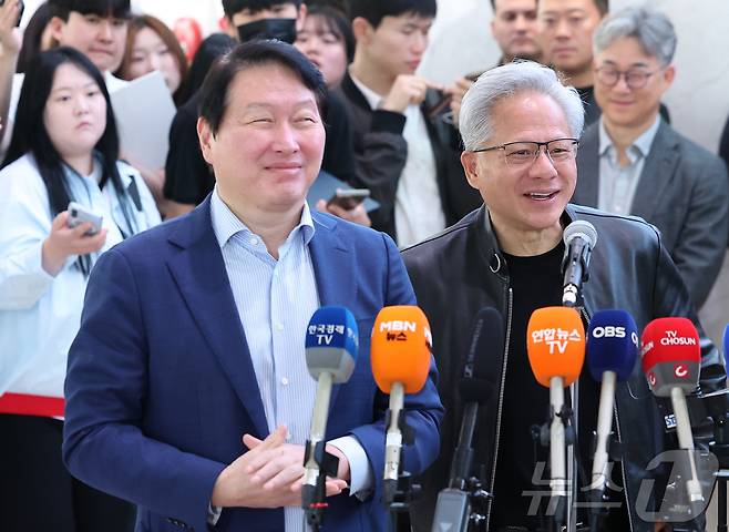 최태원 SK그룹 회장과 젠슨 황 엔비디아 최고경영자(CEO)가 8일 오전 서울 종로구 SK 서린빌딩에서 열린 엔비디아-SK 협력 관련 언론브리핑에서 미소 짓고 있다. 2026.6.8 ⓒ 뉴스1 김성진 기자