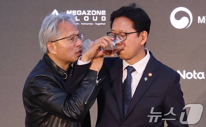 젠슨 황 엔비디아 최고경영자(CEO)가 8일 서울 중구 신라호텔에서 열린 '엔비디아 코리아 AI 에코시스템 리셉션'에 참석해 배경훈 과기부총리와 '러브샷'을 하고 있다. (공동취재) 2026.6.8 ⓒ 뉴스1 김민지 기자