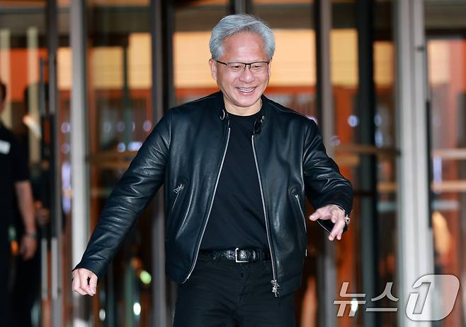 젠슨 황 엔비디아 최고경영자(CEO)가 8일 서울 중구 신라호텔에서 열린 '엔비디아 코리아 AI 에코시스템 리셉션'을 마친 후 취재진의 질의에 답하고 있다. (공동취재) 2026.6.8 ⓒ 뉴스1 김민지 기자