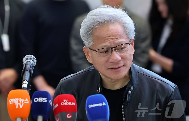 젠슨 황 엔비디아 최고경영자(CEO)가 8일 오전 서울 종로구 SK 서린빌딩에서 열린 엔비디아-SK 협력 관련 언론브리핑에서 취재진의 질문을 듣고 있다. 2026.6.8 ⓒ 뉴스1 김성진 기자