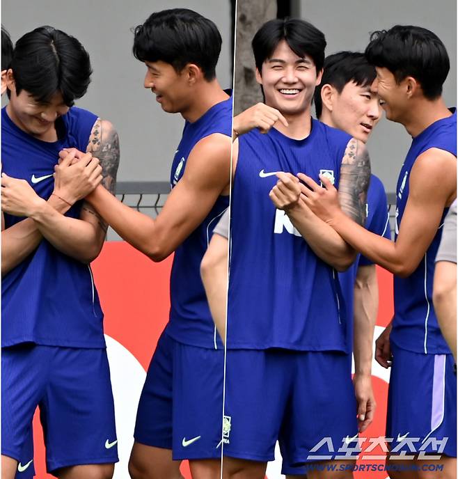 8일(한국시각) 진행된 대한민국 월드컵 대표팀의 공식 훈련, 손흥민이 설영우의 멱살을 잡자 설영우가 취재진의 카메라를 향해 이 모습을 보여주듯 손짓하고 있다. 사포판(멕시코)=허상욱 기자