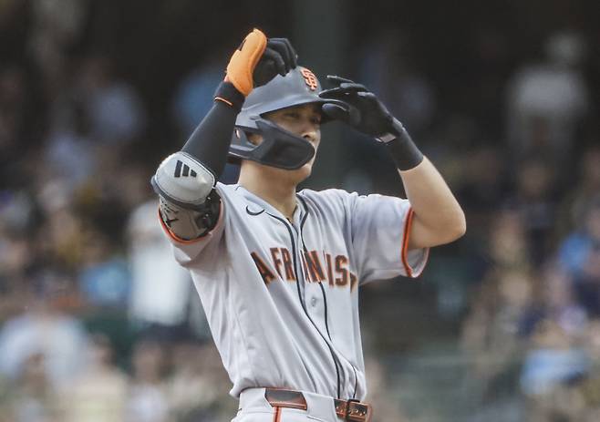 San Francisco Giants right fielder Jung Hoo Lee reacts afteer hitting an RBI double in the third inning of the MLB game between the San Francisco Giants and the Milwaukee Brewers at American Family Field in Milwaukee, Wisconsin on Thursday, June 4, 2026. Photo by Tannen Maury/UPI







<저작권자(c) 연합뉴스, 무단 전재-재배포, AI 학습 및 활용 금지>