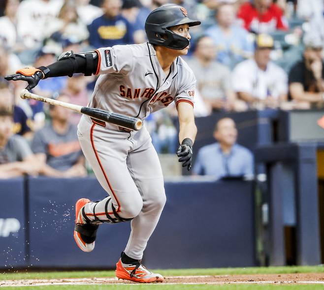 San Francisco Giants right fielder Jung Hoo Lee hits a single in the second inning of the MLB game between the San Francisco Giants and the Milwaukee Brewers at American Family Field in Milwaukee, Wisconsin on Monday, June 1, 2026. Photo by Tannen Maury/UPI        <저작권자(c) 연합뉴스, 무단 전재-재배포, AI 학습 및 활용 금지>