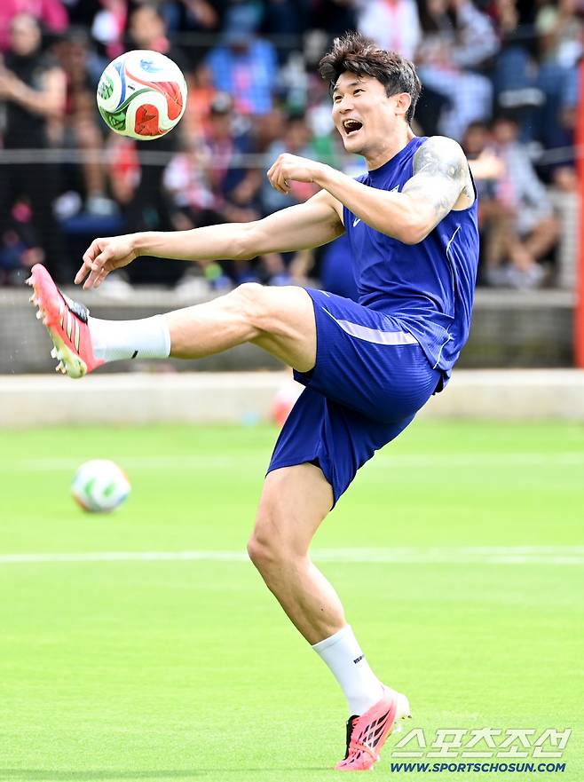 7일(한국시각) 멕시코 과달라하라의 대표팀 베이스캠프 훈련장인 치바스 베르데 바예에서 진행된 대한민국 월드컵 대표팀의 공식 훈련, 김민재가 공을 받아내고 있다. 과달라하라(멕시코)=허상욱 기자wook@sportschosun.com/2026.06.07/