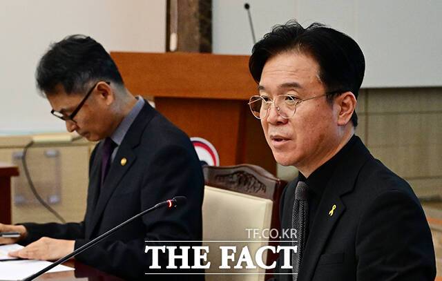 김영훈 고용노동부 장관이 지난4월 16일 오전 서울 종로구 정부서울청사에서 열린 노동안전 관계장관회의에 참석해 모두발언을 하고 있다. /임영무 기자