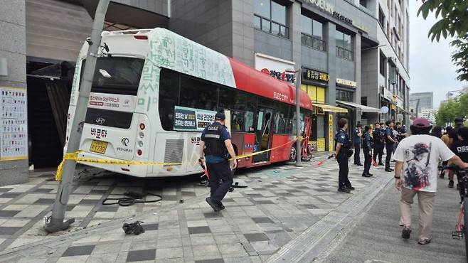 7일 오후 세종시 도담동 한 도로에서 간선급행버스체계(BRT) 버스가 상가 건물로 돌진하는 사고가 발생해 운전자와 승객 등 2명이 다쳐 병원에서 치료받고 있다. 사진은 사고 현장 모습. 연합뉴스