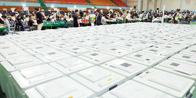 전국동시지방선거가 치러진 지난 3일 전북 전주시 화산체육관에 투표함이 모여 있는 모습. 이재명 대통령은 투표용지 부족으로 투표가 중단된 사태에 대해 지난 4일에 이어 7일에도 유감을 표했고, 정치권에서는 국정조사 및 재선거 주장 등이 나오고 있다. /연합뉴스