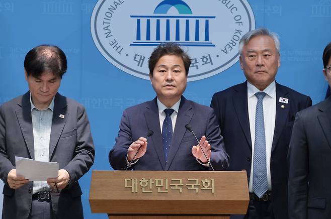 더불어민주당 김영배(가운데) 의원이 지난달 11일 국회에서 기자회견을 하는 모습. /남강호 기자
