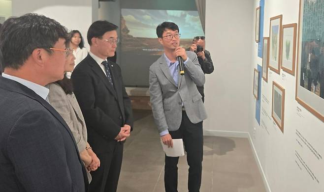 전북 전주시 한옥마을에 있는 하얀 양옥집에서 개최하는 ‘국립공원, 예술로 피어나다’ 특별기획전 개막식에서 참석자들이 작품 설명을 듣고 있다. 국립공원공단 제공