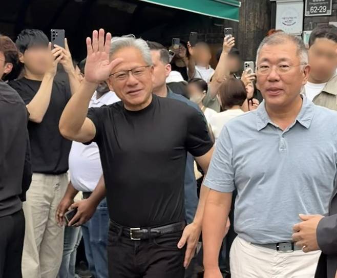 젠슨 황 엔비디아 CEO와 정의선 현대자동차그룹 회장이 7일 서울 을지로 우래옥에서 오찬 회동 후 나서고 있다. 뉴스1