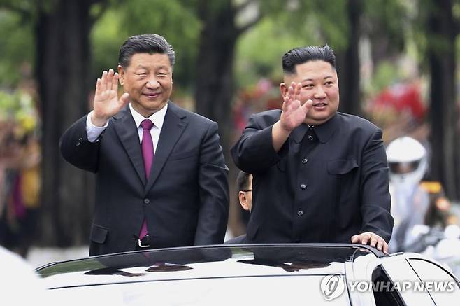 시진핑 중국 국가주석(왼쪽)과 김정은 북한 국무위원장. 연합뉴스