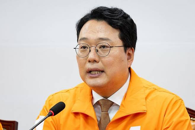 천하람 개혁신당 원내대표(공동선거대책위원장)가 11일 서울 여의도 국회에서 열린 제1차 선거대책위원회의에서 모두 발언을 하고 있다. 뉴스1