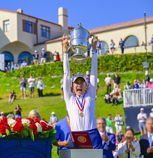 전인지, 김세영 프로 등과 우승 경쟁한 2026년 미국여자프로골프(LPGA) 투어 메이저 대회 제81회 US여자오픈에서 우승을 차지한 세계랭킹 1위 넬리 코다(미국)가 시상식에서 우승 트로피를 들어올리며 기뻐하는 모습이다. 사진제공=USGA/Logan Whitton (사진을 무단으로 사용하지 마십시오.)